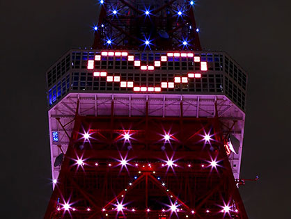 La torre de Tokio se ilumina.